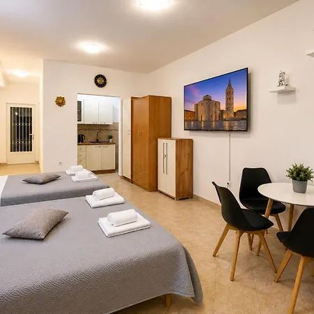 Garden Studio, Walk To Old Town Apartman